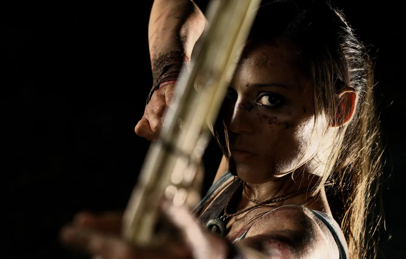 Фото обои взгляд, девушка, лицо, оружие, лук, грязь, стрела, Tomb Raider