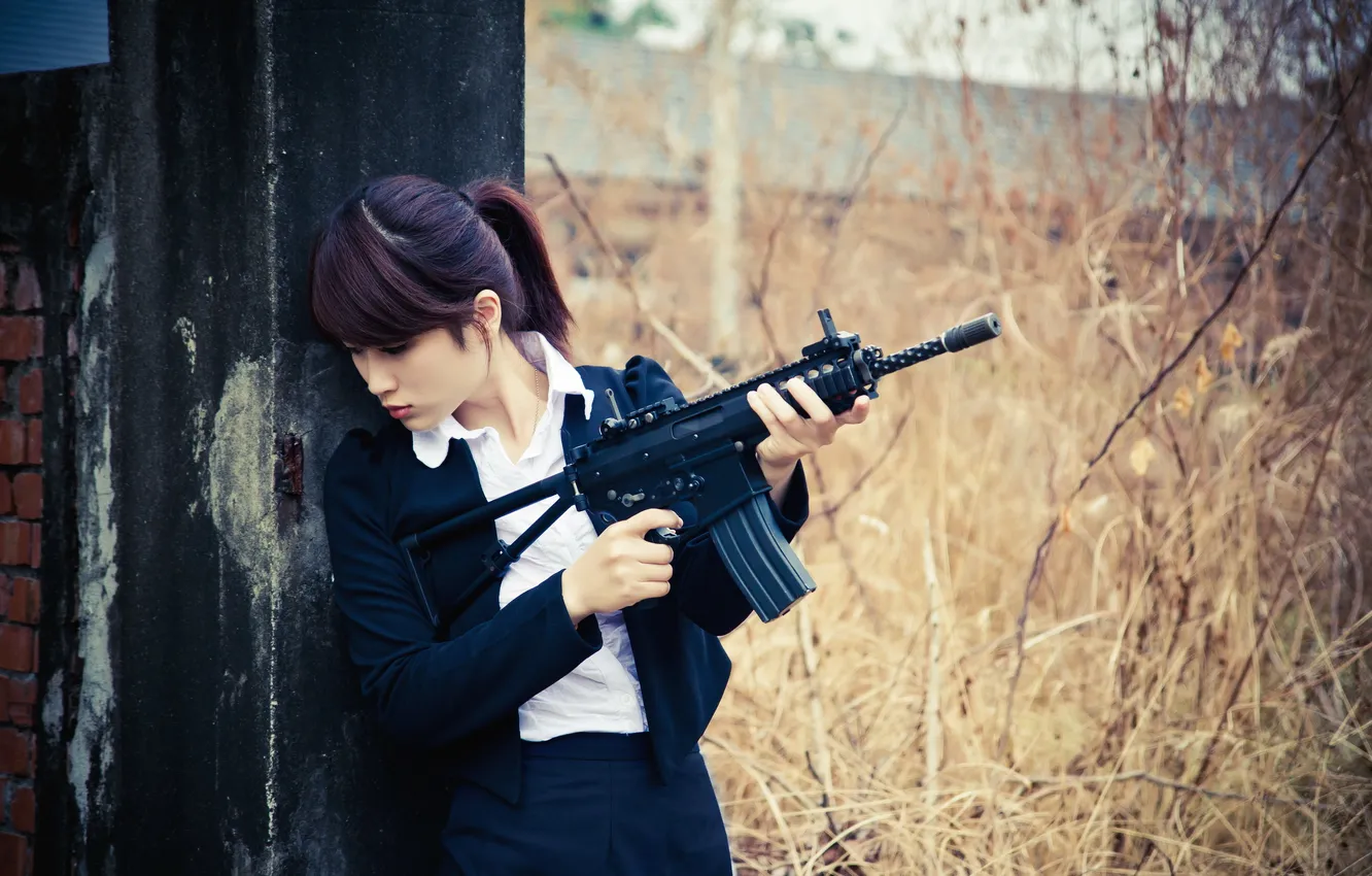 Фото обои девушка, оружие, ситуация