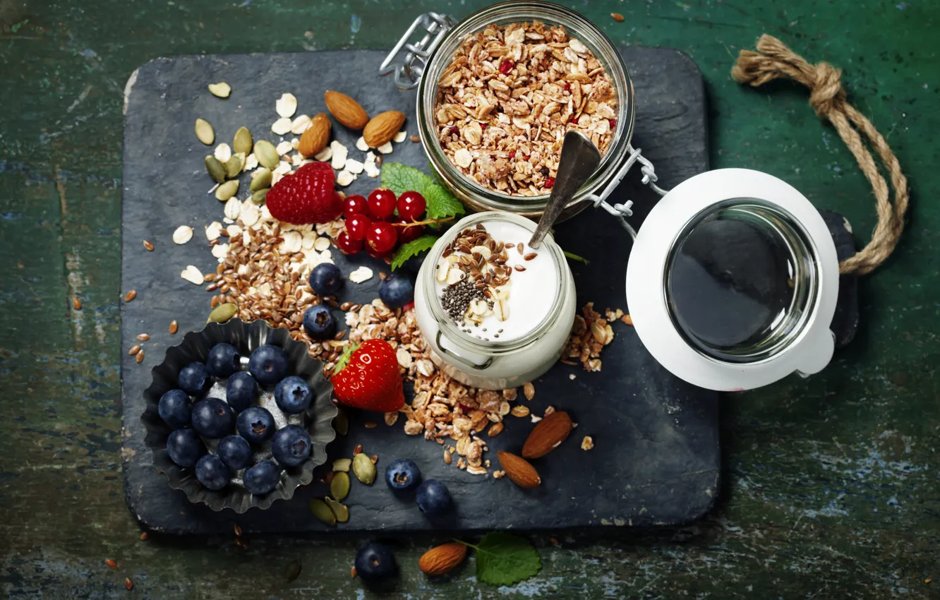 Фото обои ягоды, завтрак, черника, клубника, орехи, мюсли, йогурт, красная смородина