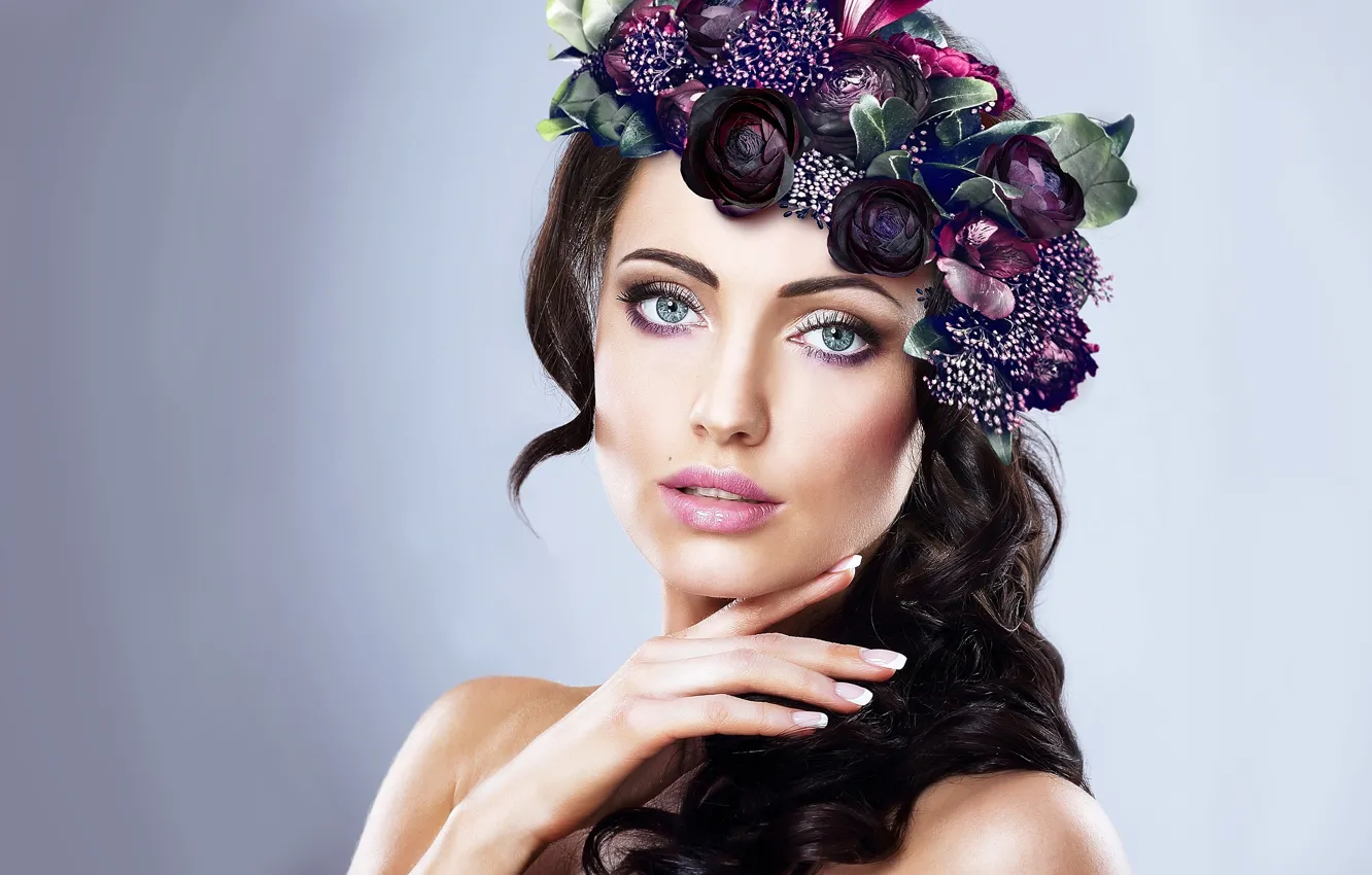Фото обои взгляд, цветы, крупный план, лицо, фон, волосы, портрет, руки