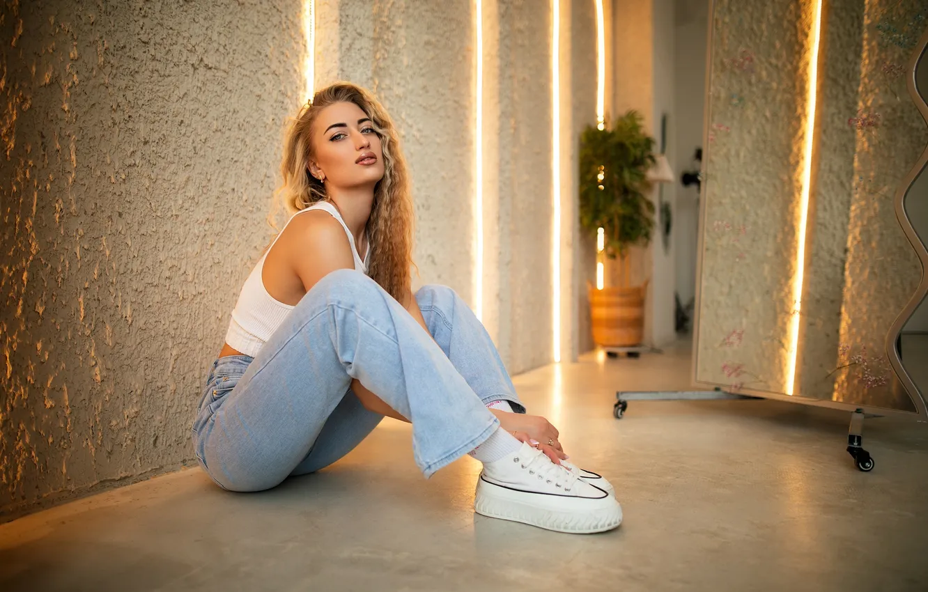 Фото обои девушка, long hair, studio, model, jeans, blonde, sitting, on the floor