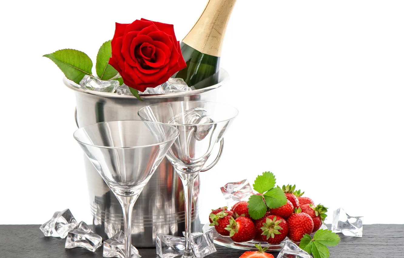 Фото обои роза, бутылка, лёд, бокалы, клубника, шампанское