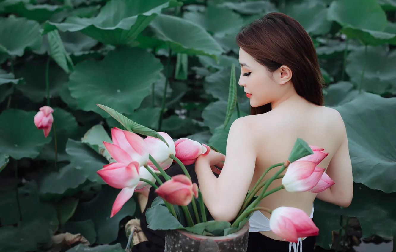 Фото обои листья, девушка, цветы, природа, спина, профиль, розовые, азиатка