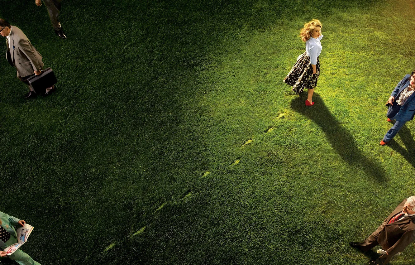 Фото обои трава, взгляд, свет, следы, люди, газон, юбка, актриса