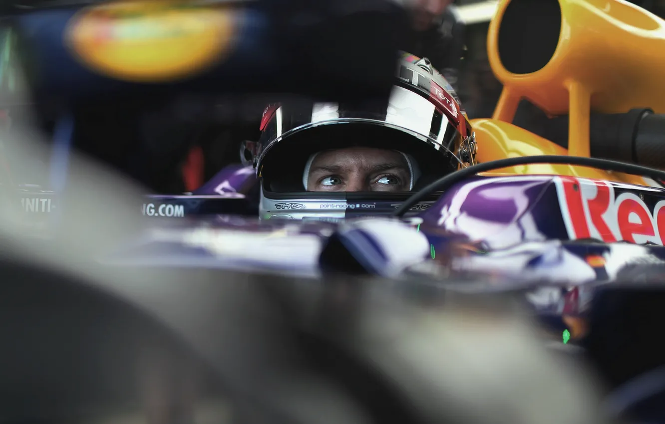Фото обои Взгляд, Renault, Гонщик, Formula 1, Red Bull, Vettel, Hybrid, Болид
