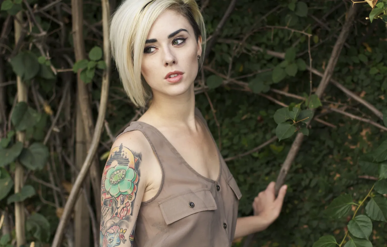 Фото обои girl, woman, leaves, model, tattoo, blonde, tattoos, female