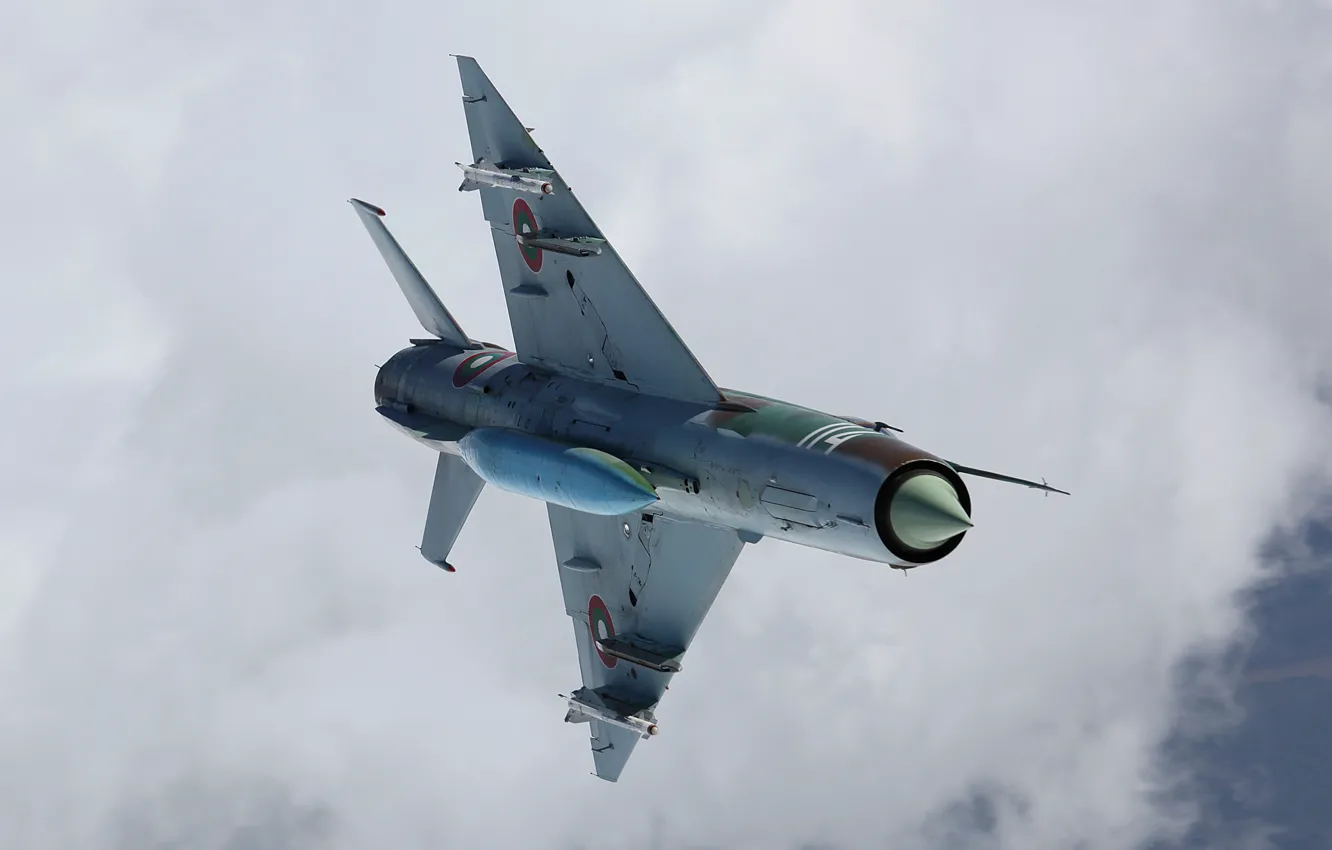 Фото обои облака, полет, истребитель, многоцелевой, МиГ-21