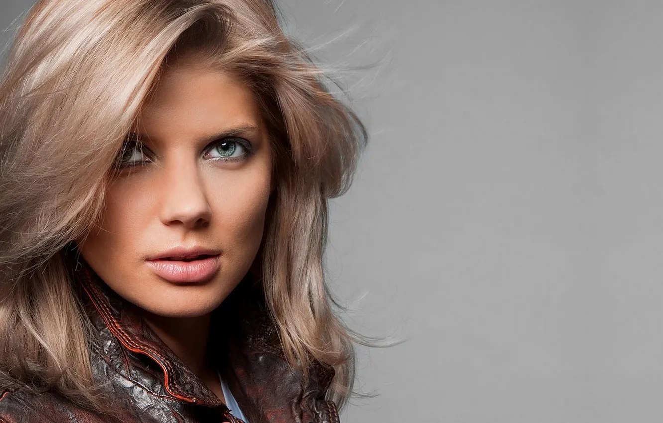 Фото обои взгляд, клуб, актриса, блондинка, певица, Настя Задорожная