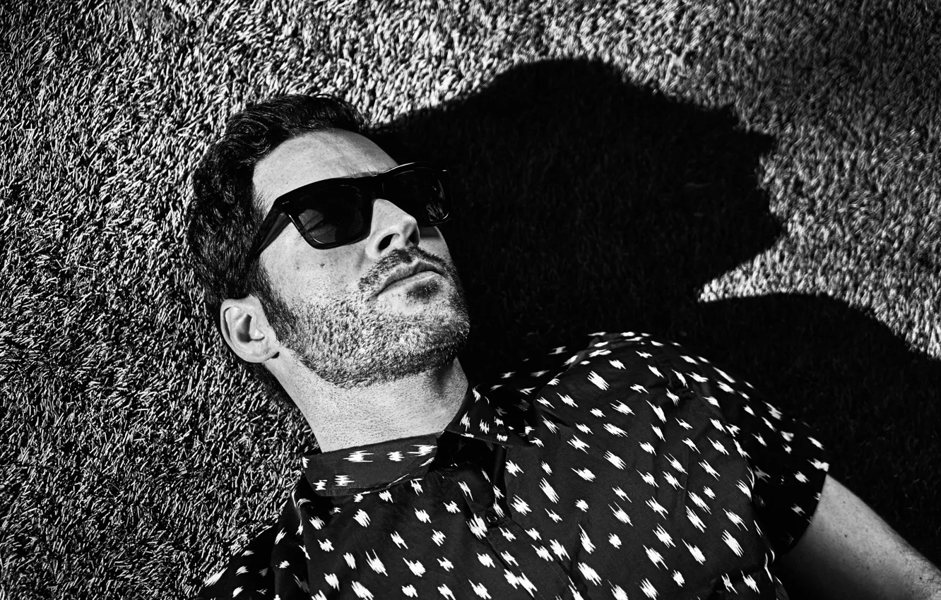 Фото обои очки, черно белая, sunglasses, поза .лежит, Tom Ellis, Том Эллис