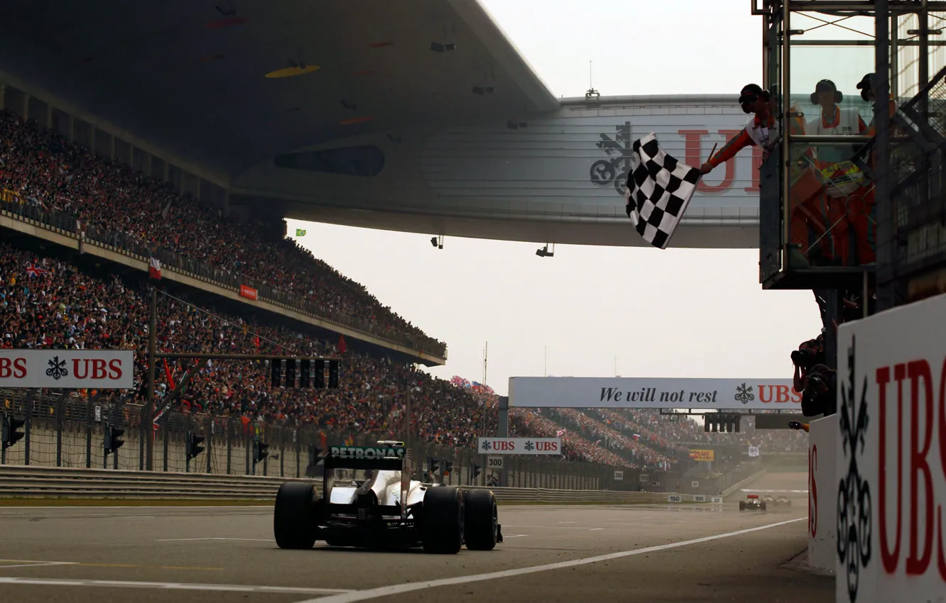 Фото обои машины, гонка, трасса, флаг, стадион, трибуна, формула-1, formula-1