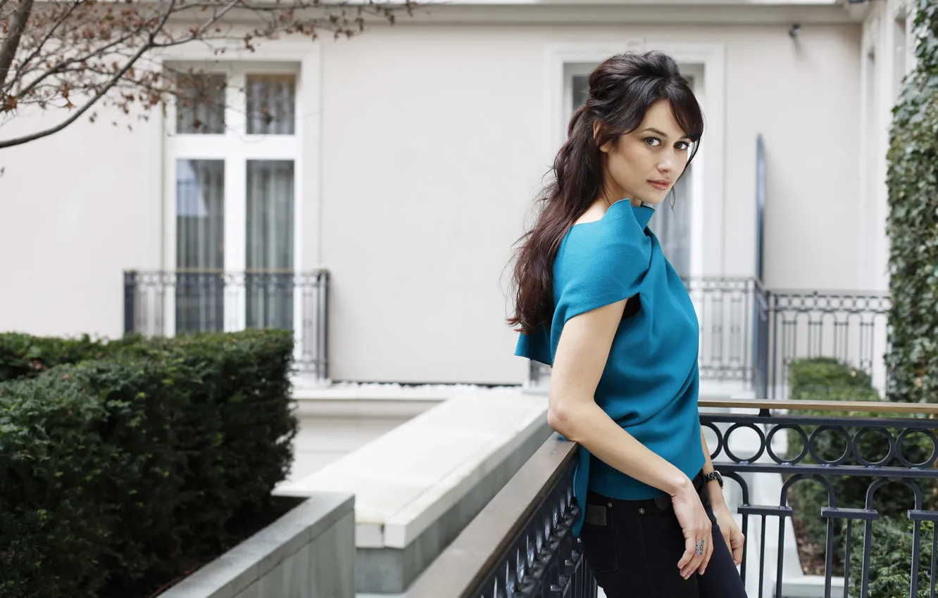 Фото обои девушка, волосы, блузка, балкон, Ольга Куриленко, Olga Kurylenko