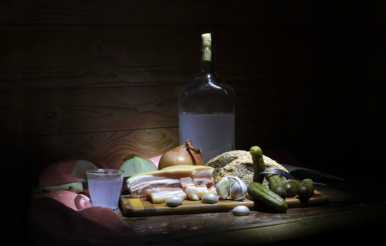 Фото обои лук, хлеб, скатерть, огурцы, чеснок, сало, налитый стакан, русский натюрморт