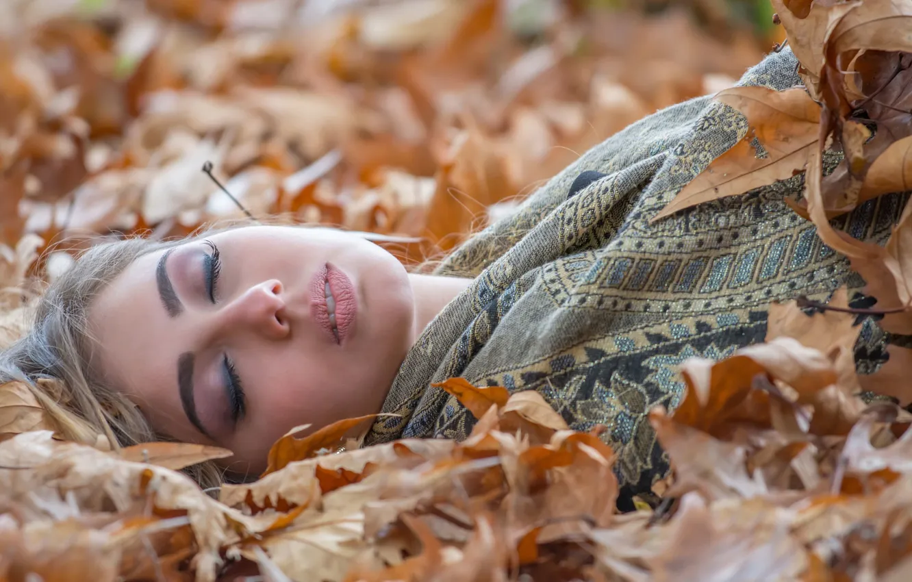 Фото обои осень, листья, девушка, макро, отдых, макияж, губки