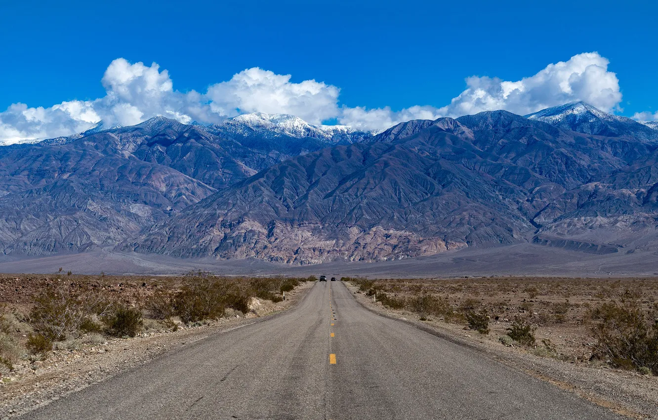 Фото обои дорога, небо, солнце, облака, горы, машины, пустыня, шоссе