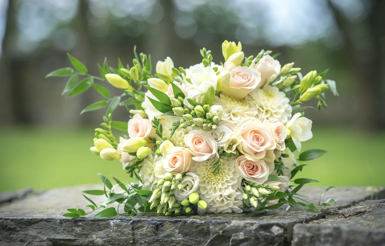 Фото обои розы, свадебный букет, фрезии, георгины
