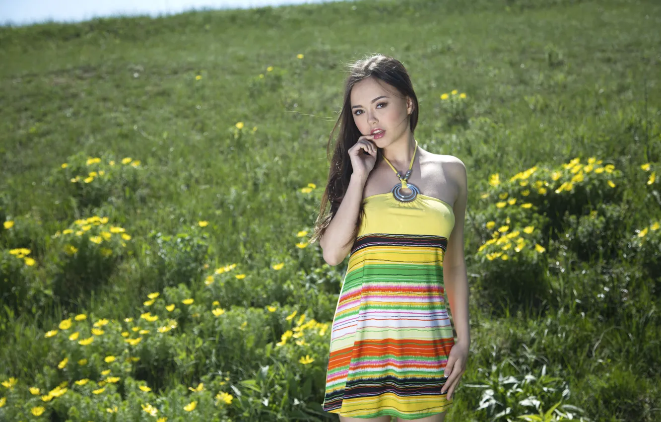Фото обои grass, hot girl, field, nature, yellow, outside, hillside, red lips