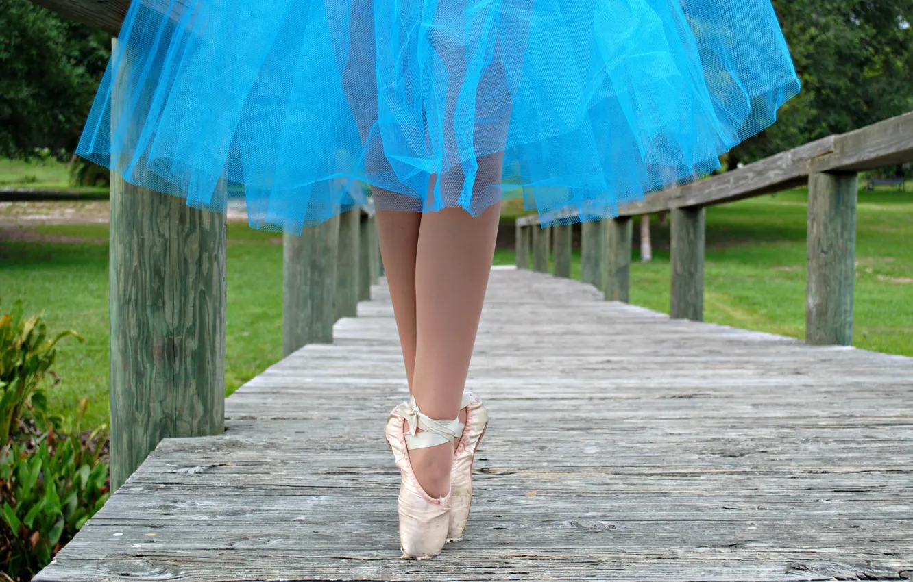 Фото обои мост, ноги, юбка, балерина, пуанты