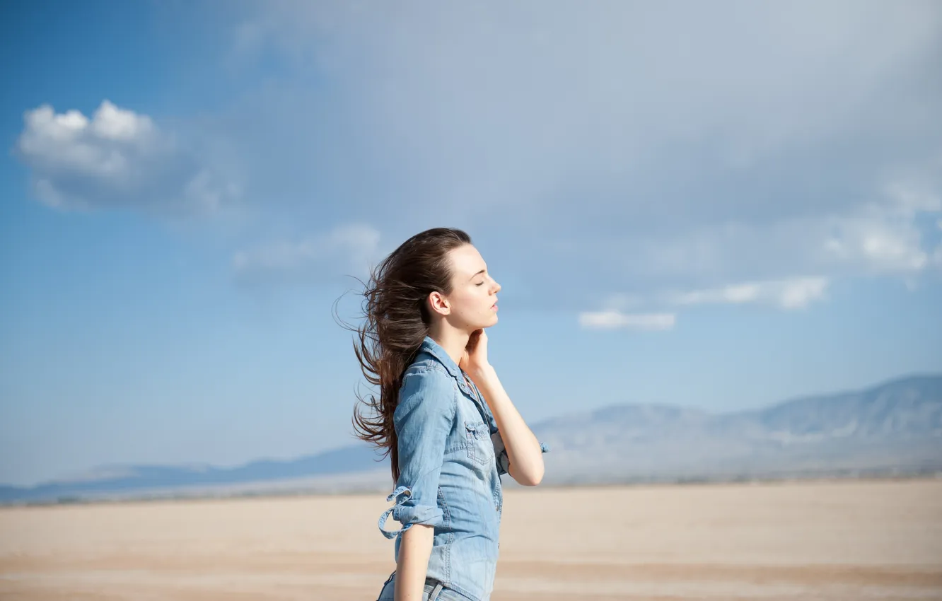 Фото обои девушка, солнце, ветер, пустыня, волосы, джинсы, рубашка