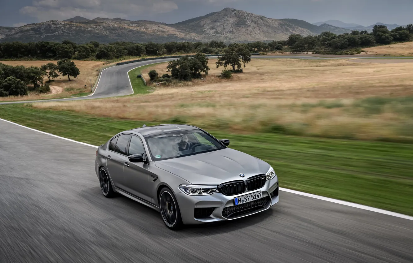 Фото обои серый, движение, растительность, BMW, седан, трек, обочина, 4x4