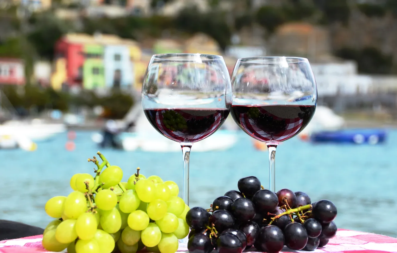 Фото обои белый, красный, стол, вино, красное, бокалы, виноград
