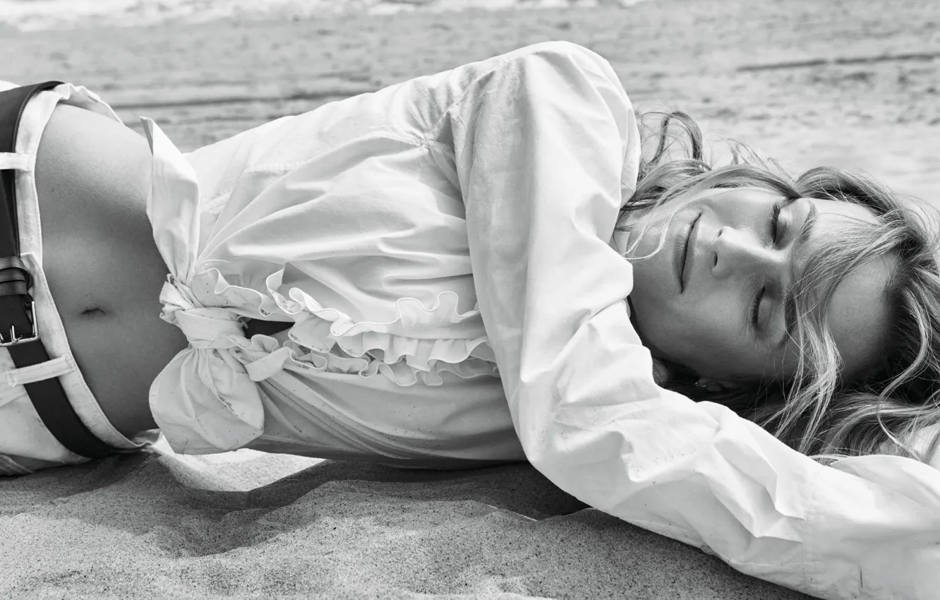 Фото обои модель, актриса, лежит, черно-белое, на песке, Diane Kruger, Дайан Крюгер, фотосессия