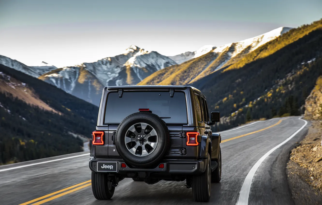 Фото обои дорога, горы, 2018, Jeep, корма, тёмно-серый, Wrangler Sahara