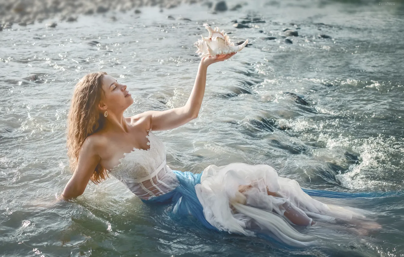 Фото обои вода, девушка, свет, природа, поза, река, течение, руки