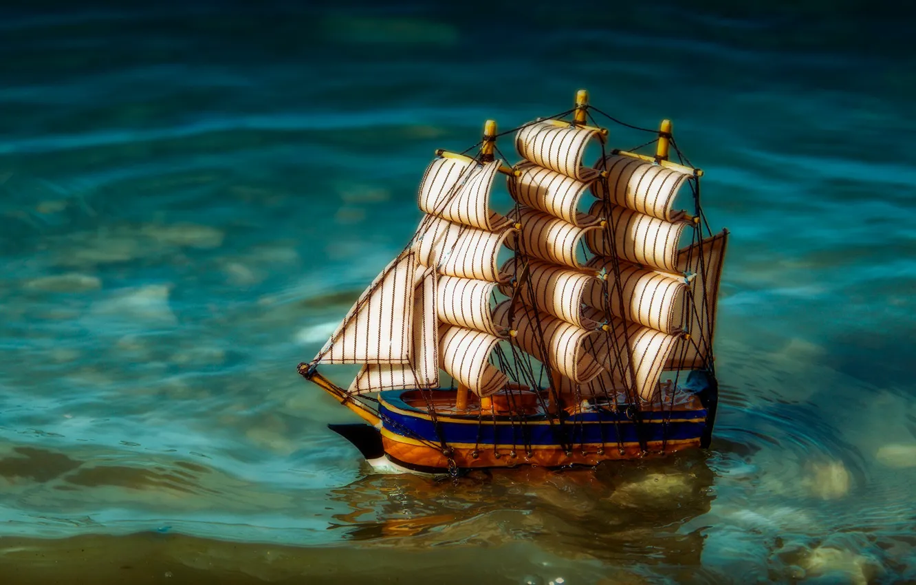 Фото обои вода, парусник, кораблик, игрушечный