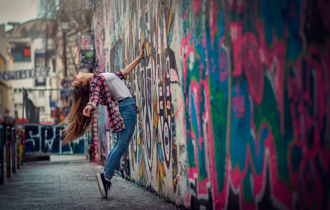 Фото обои девушка, город, стена, граффити, танец