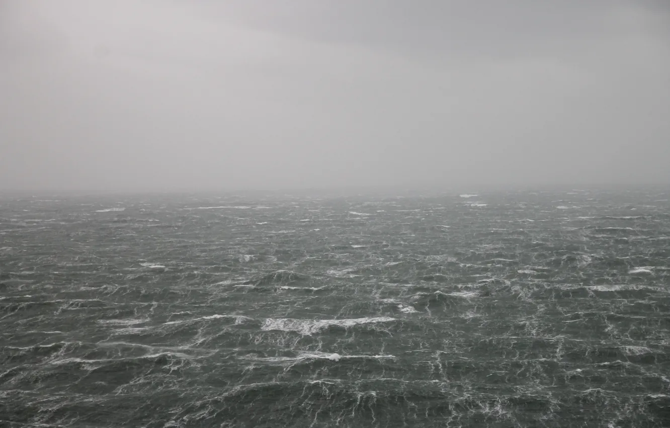 Фото обои море, волны, шторм, дождь, море взволнованное, серые облака