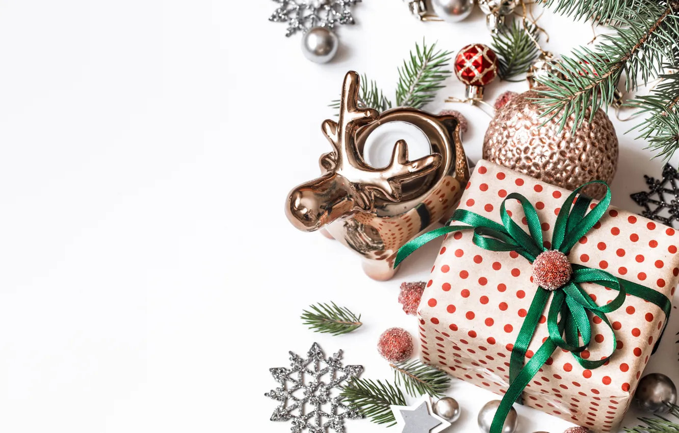 Фото обои шарики, снежинки, ветки, подарок, шар, олень, Рождество, белый фон