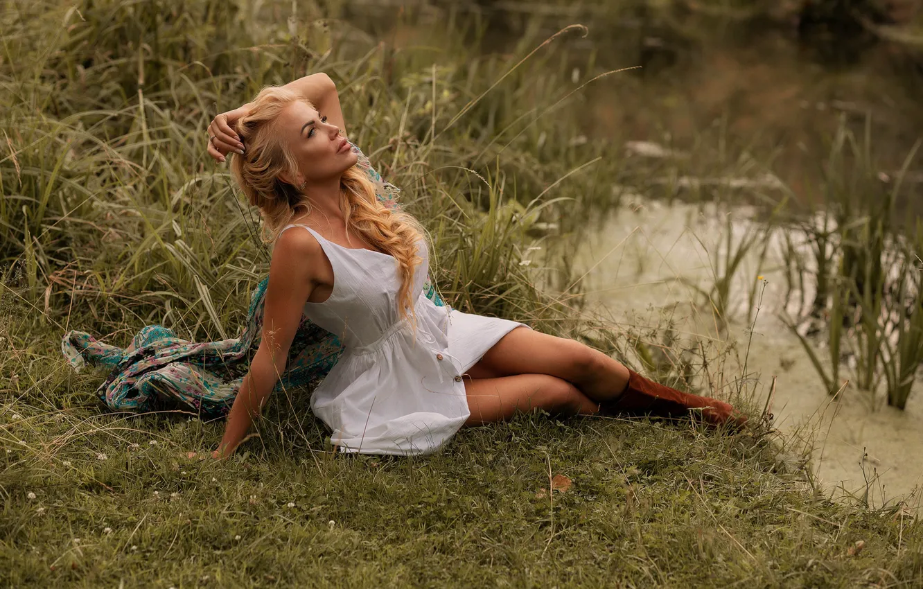 Фото обои трава, девушка, поза, настроение, водоём, Алексей Шаклеин