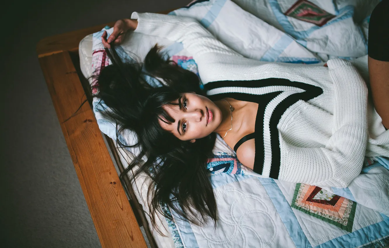 Фото обои взгляд, улыбка, волосы, родинка