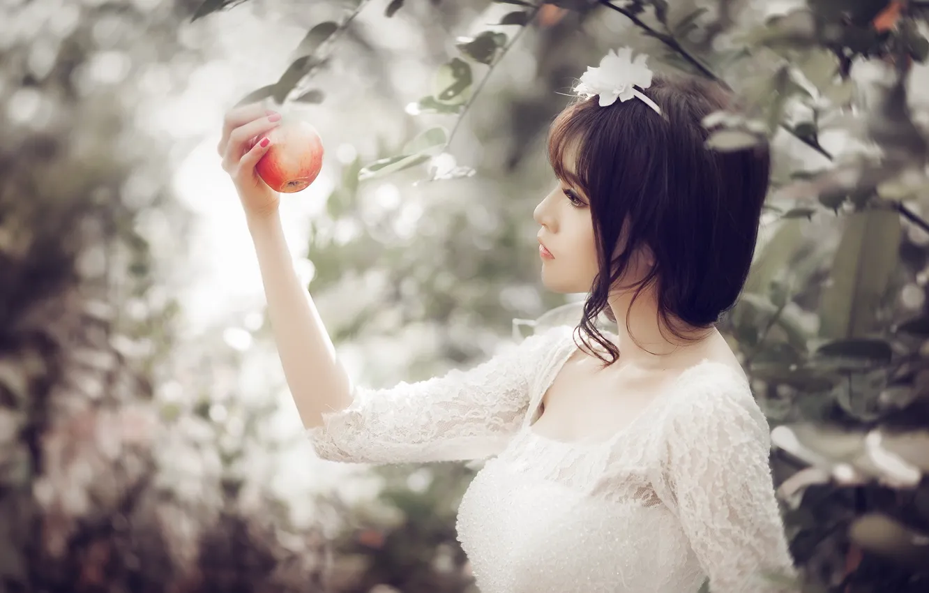 Фото обои взгляд, девушка, яблоко, азиатка