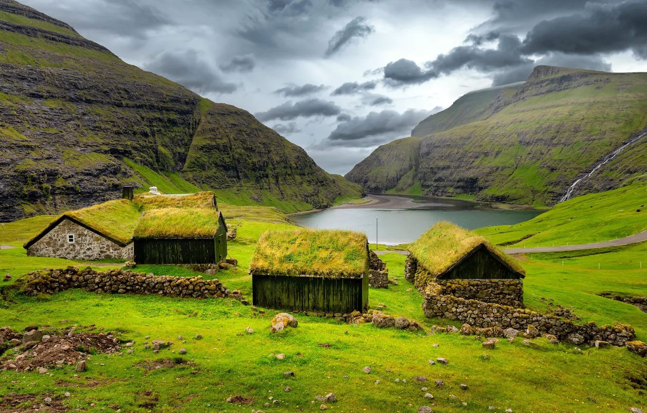Фото обои зелень, горы, камни, холмы, берег, склоны, домики, Исландия
