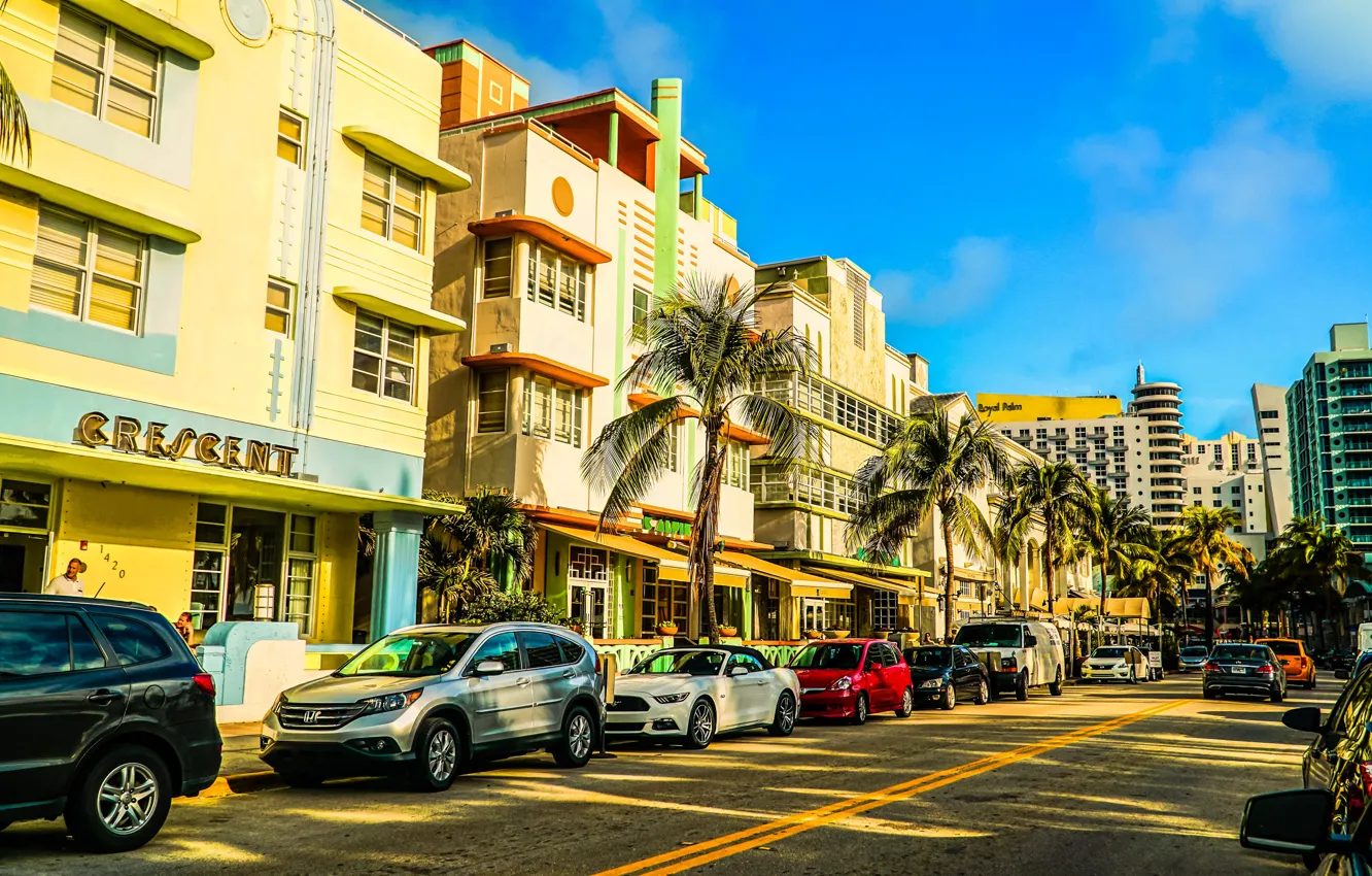 Фото обои дорога, машина, небо, солнце, пальмы, транспорт, улица, дома