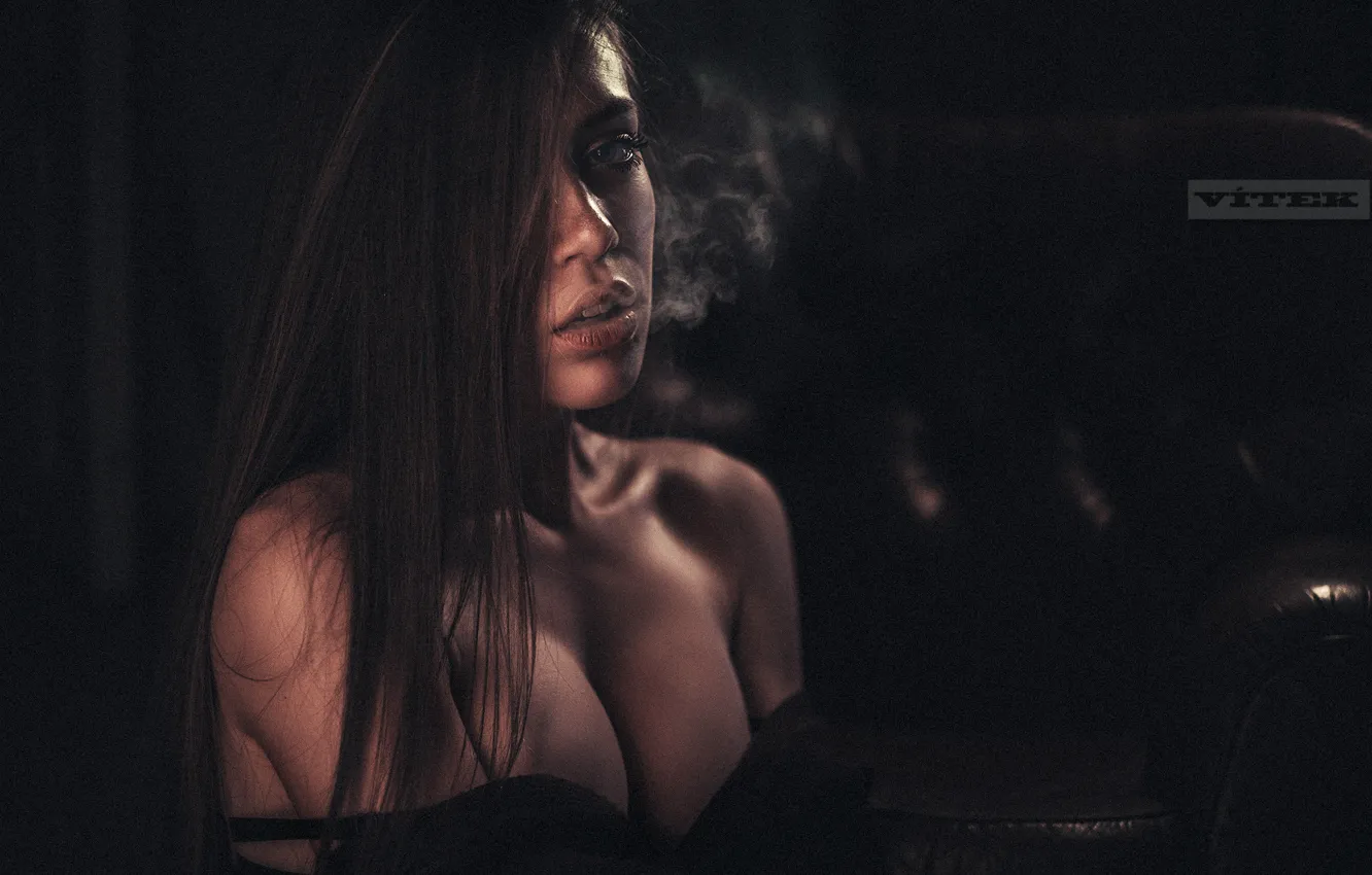 Фото обои грудь, девушка, дым, интерьер, бельё, Vitek Petras