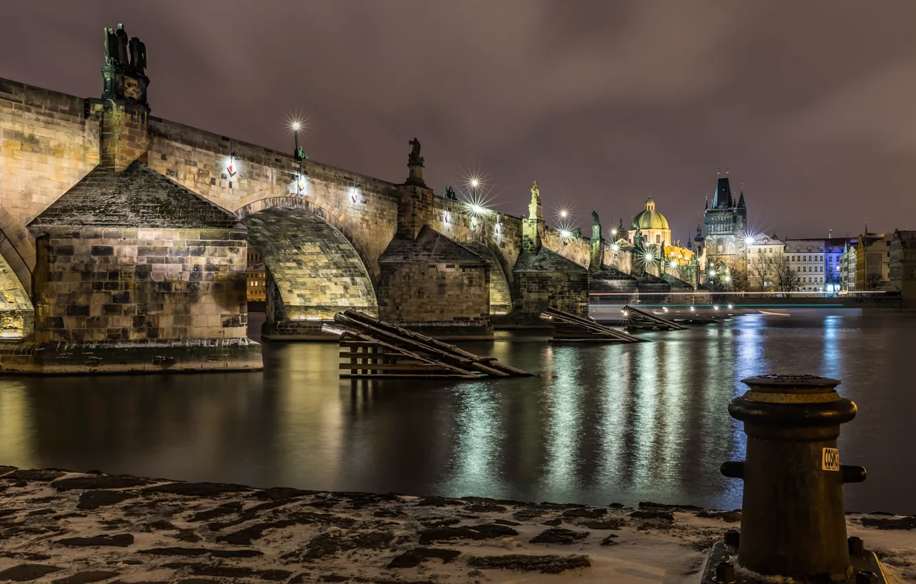 Фото обои ночь, мост, огни, река, дома, Прага, Чехия, фонари