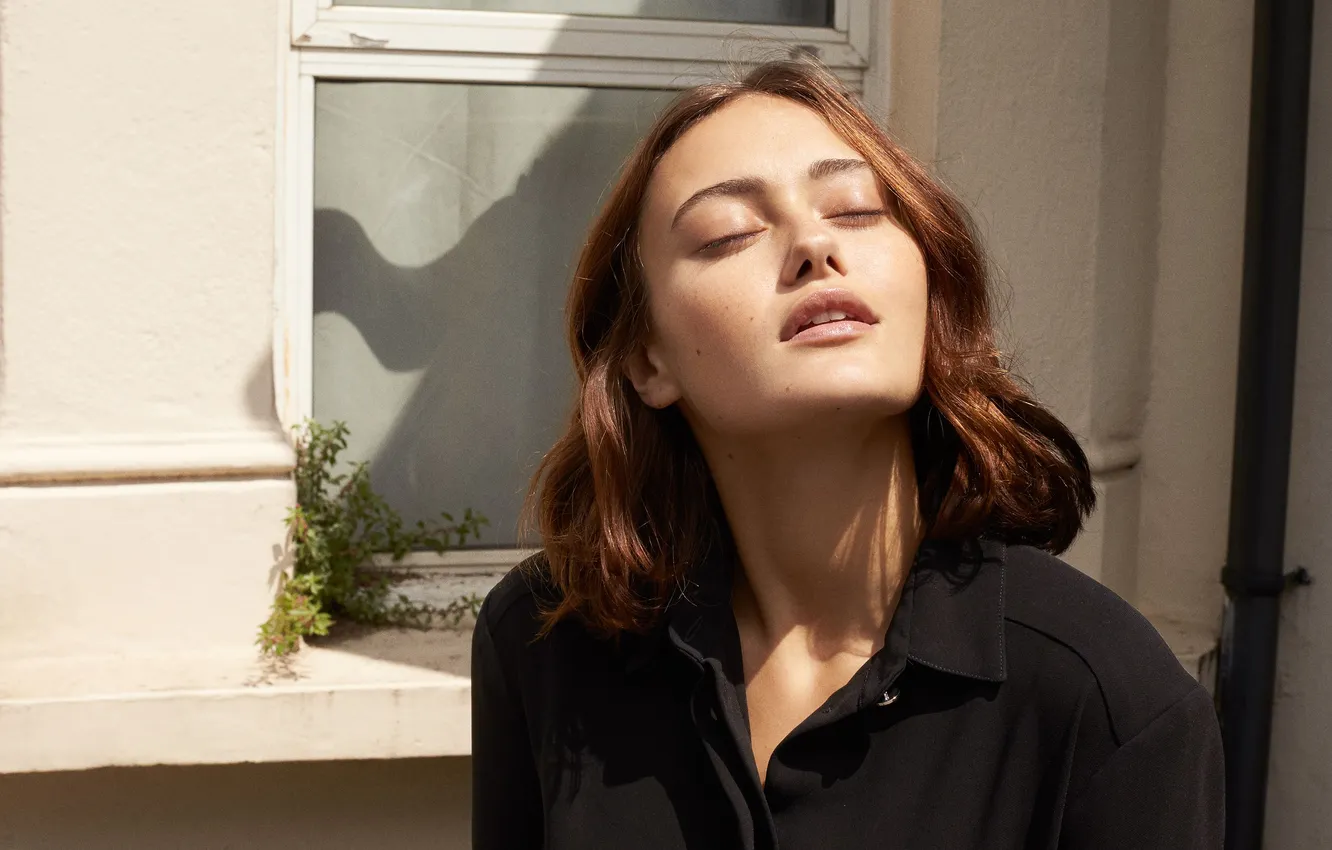 Фото обои поза, стена, макияж, актриса, окно, Ella Purnell, Элла Пернелл