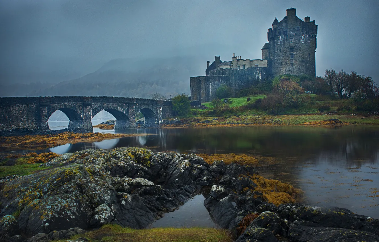 Фото обои осень, мост, туман, камни, замок, пасмурно, берег, Шотландия