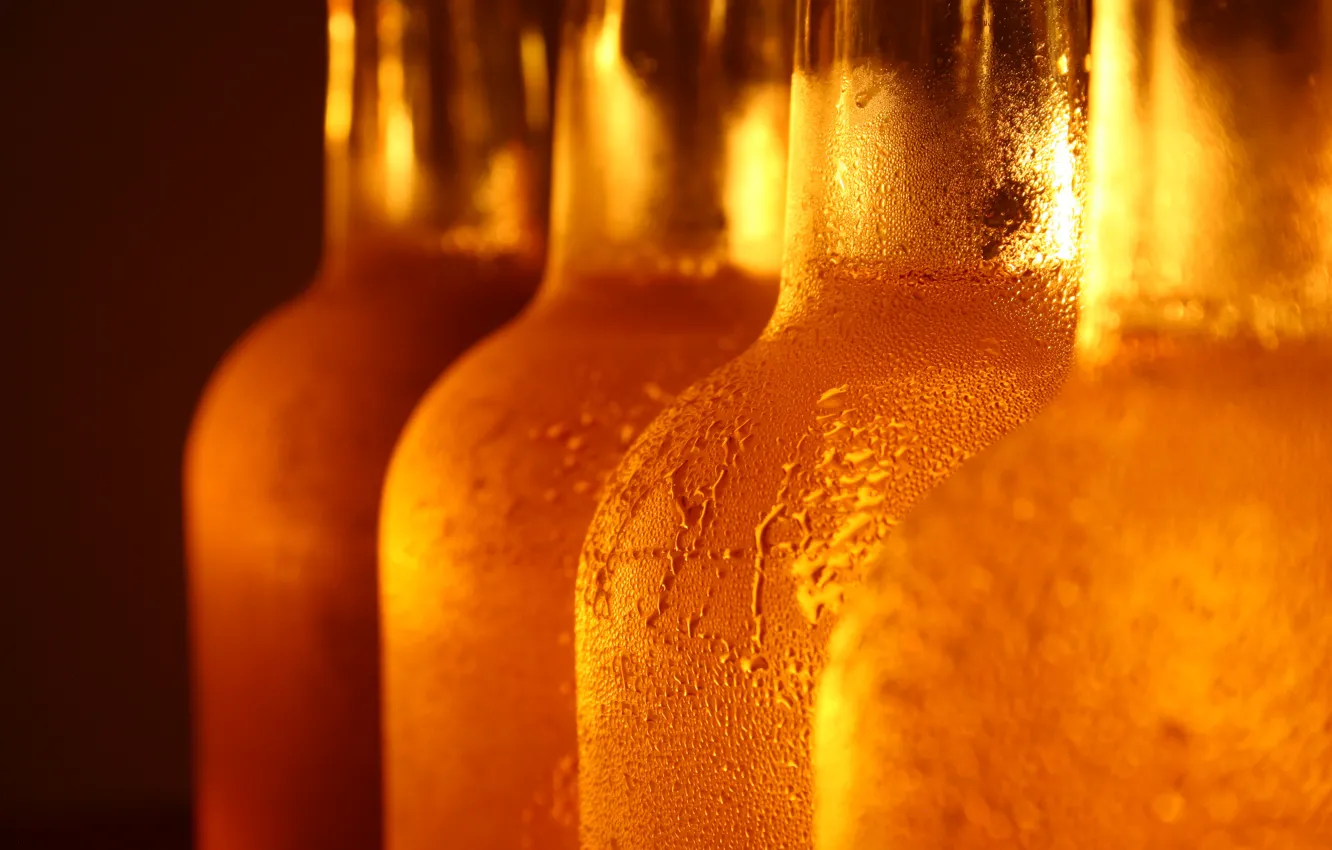 Фото обои стекло, капли, пиво, Бутылки