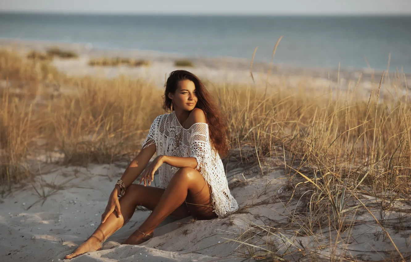 Фото обои girl, beach, beautiful, model, brunette, swimsuit