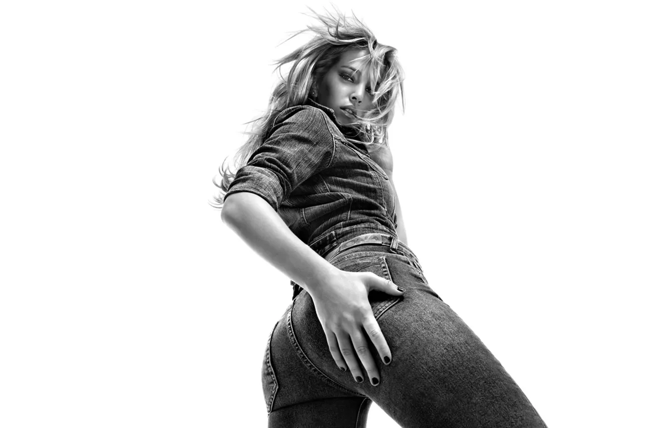 Фото обои попка, модель, волосы, джинсы, актриса, черно-белое, певица, Luisana Lopilato