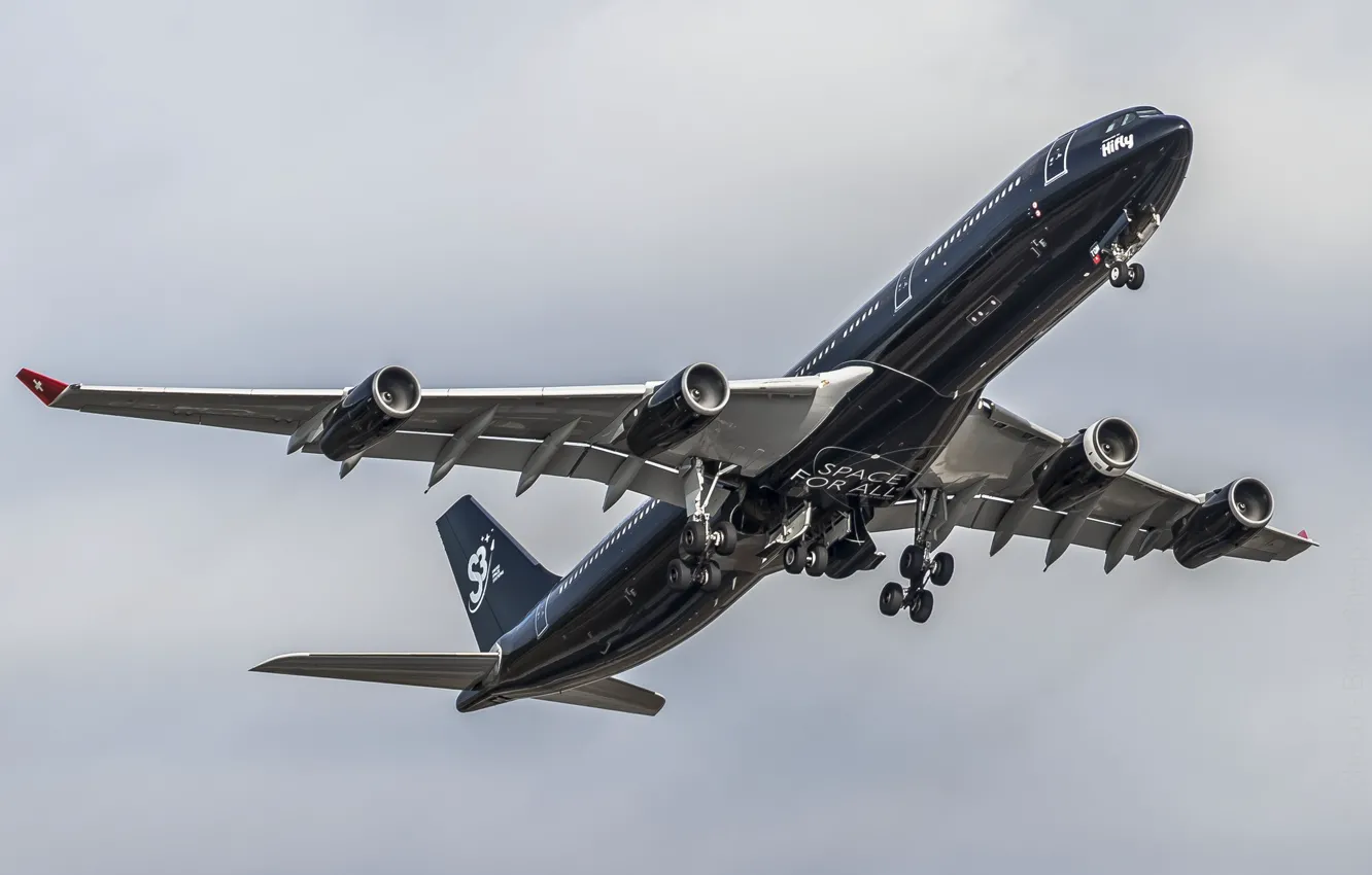 Фото обои чёрный, самолёт, летит, пассажирский самолёт, Airbus a340-313X