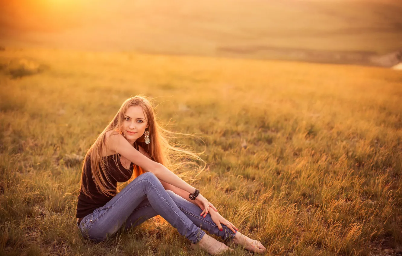 Фото обои поле, лето, трава, взгляд, девушка, солнце, поза, Sergey Shatskov