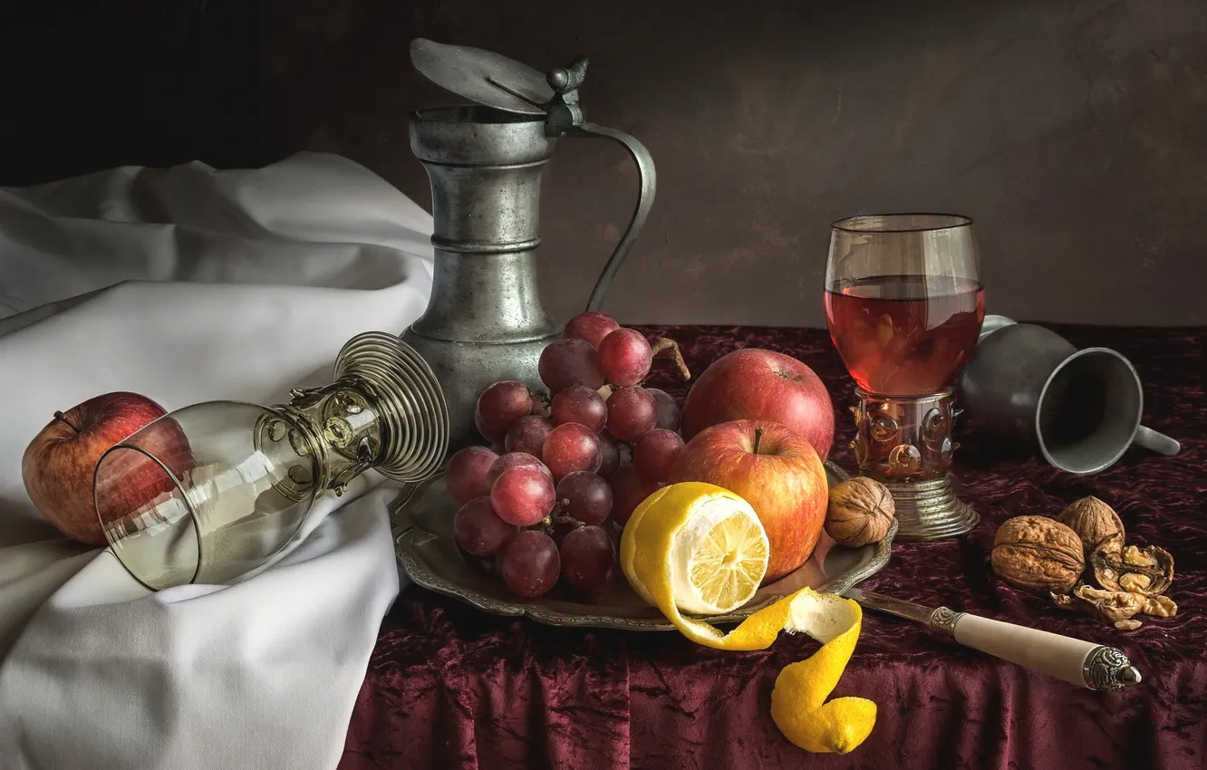 Фото обои вино, лимон, яблоко, бокалы, виноград, фрукты, орехи, натюрморт