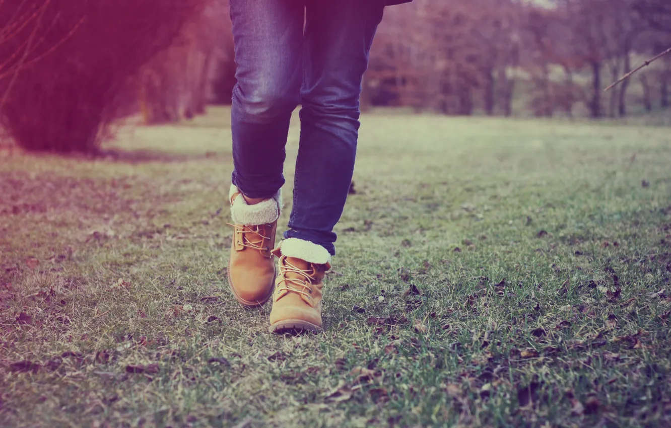 Фото обои трава, ноги, джинсы, ботинки, шаг