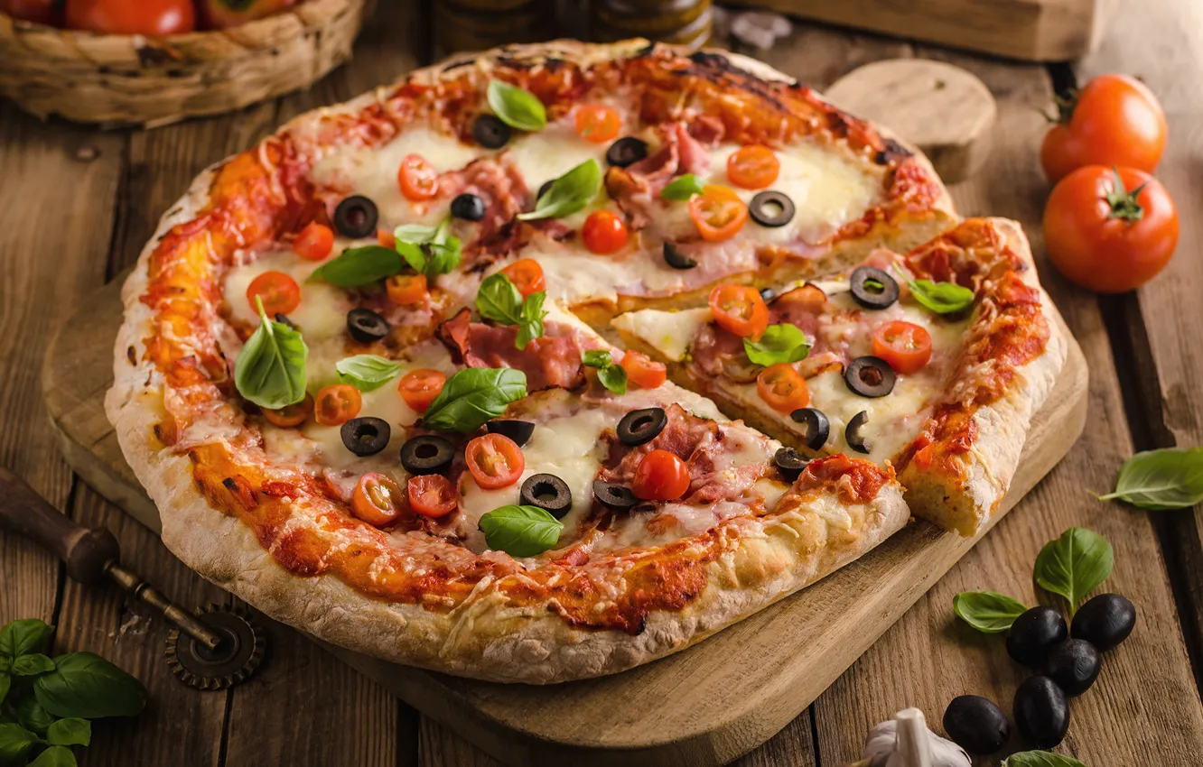 Фото обои сыр, пицца, помидоры, оливки, бекон, начинка