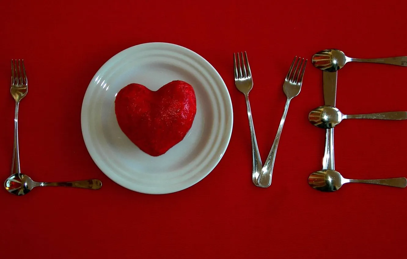 Фото обои сердце, тарелка, вилки, ложки