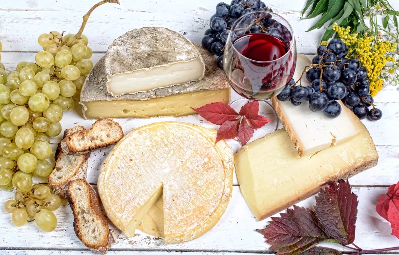 Фото обои листья, вино, бокал, сыр, хлеб, виноград, wine, grapes